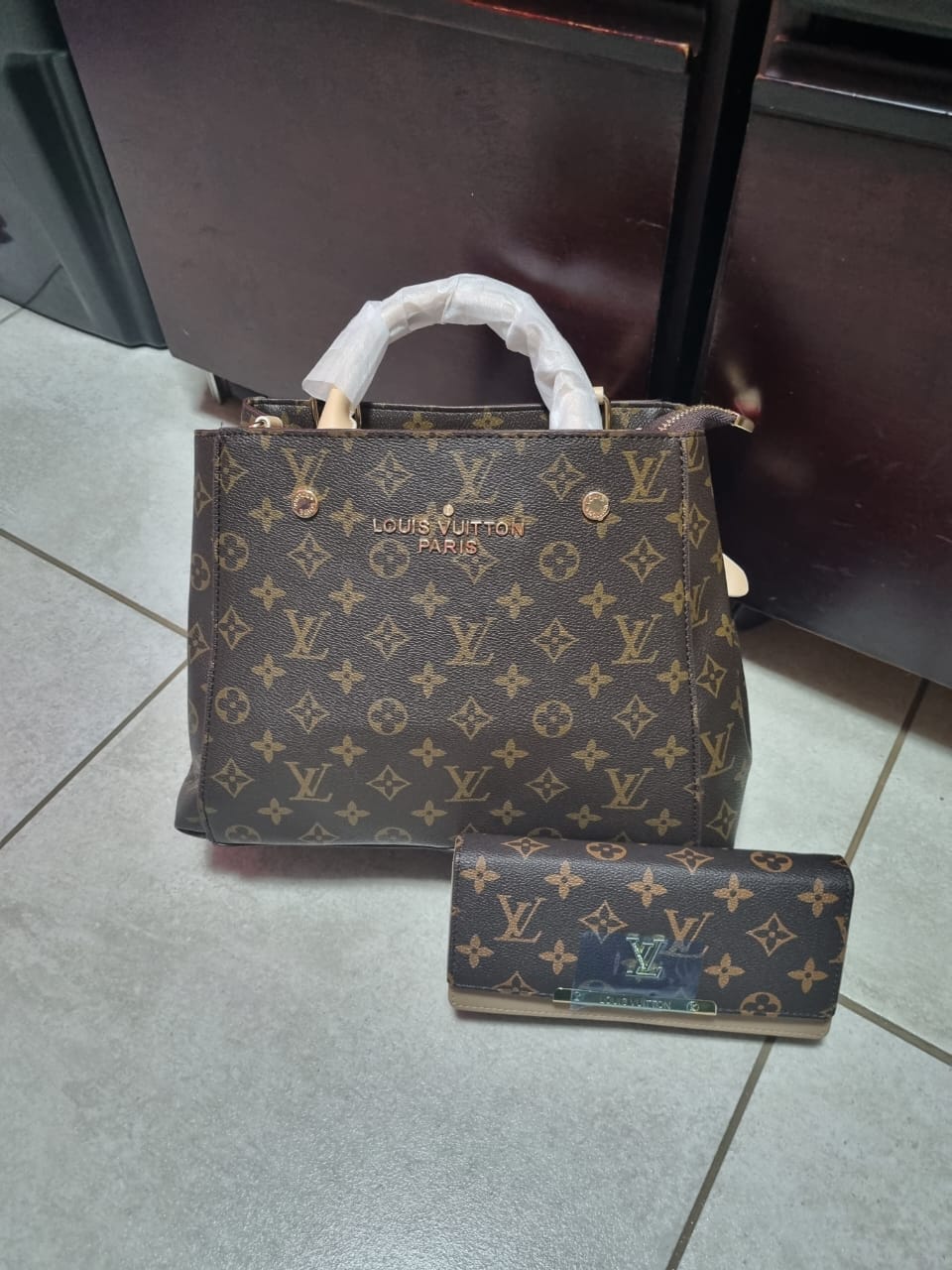 LV Bag - Logo and Square - Fragrance Deliver SA